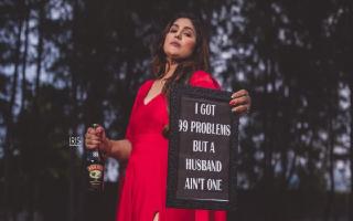 tamil-tv-actor-shalini-divorce-photoshoot-viral-mulluma-malarum-super-mom-show
